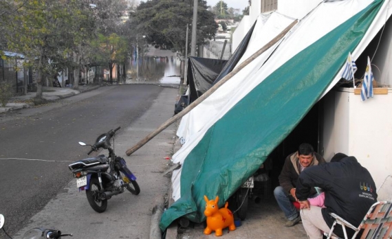 Evacuados en Salto: "Nos estamos enfermando; es insoportable el frío"
